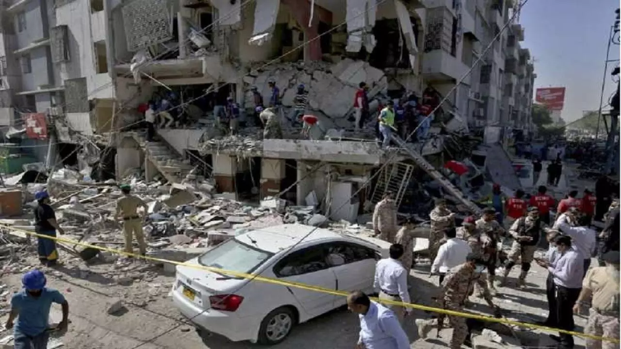 Pakistan Bomb Blast: पाकिस्तान के कराची में धमाका, अब तक 12 लोगों की मौत, देखें ब्लास्ट का भयावह वीडियो