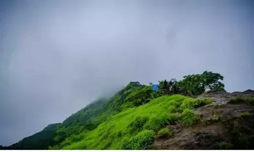 Tourist Places: प्रकृति की खूबसूरती का आनंद लेने के लिए छुट्टियां बिताएं इन जगहों पर