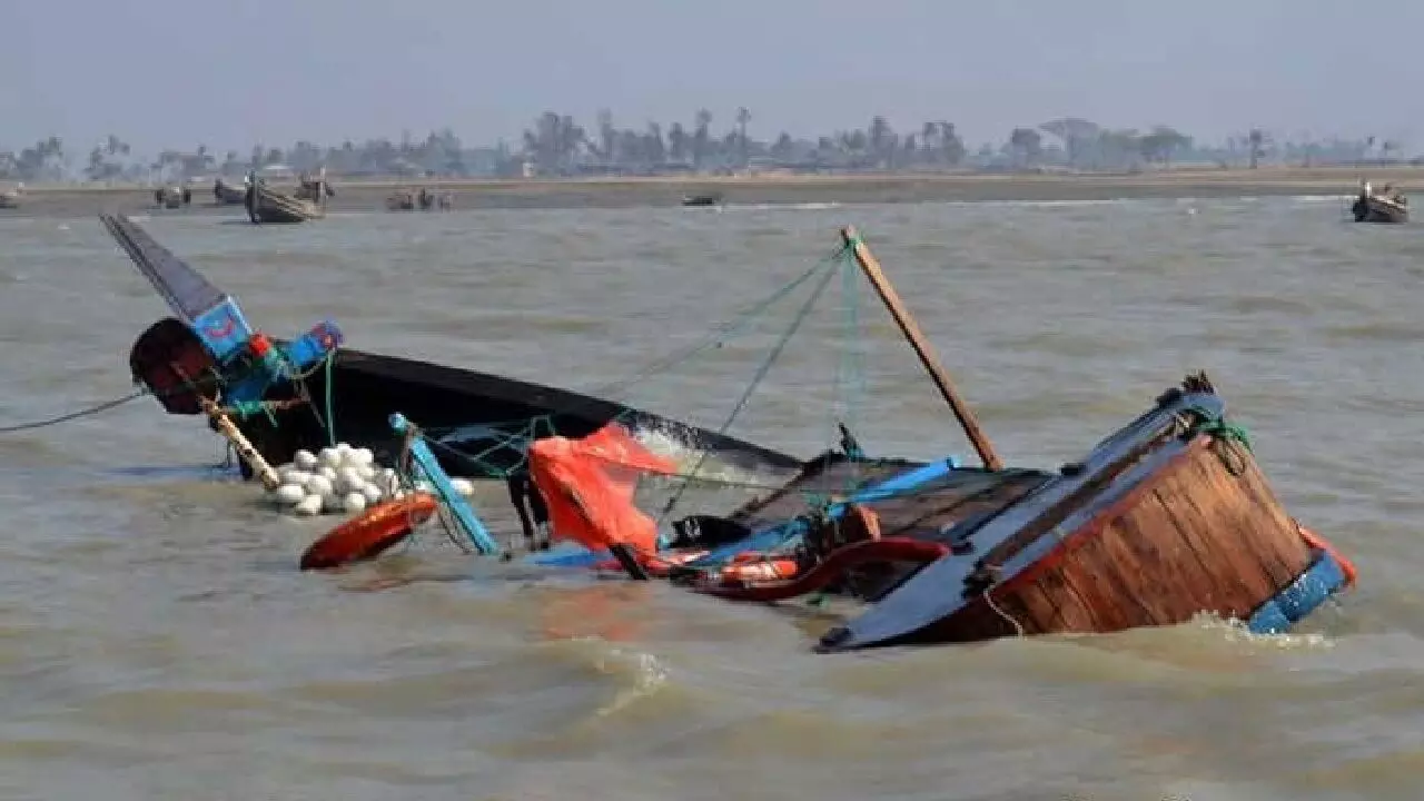 गंगा नदी में नाव पलटी, 3 छात्राएं लापता, नाविकों ने बचाई 1 महिला की जान
