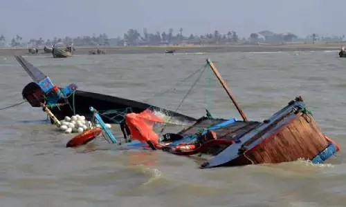 गंगा नदी में नाव पलटी, 3 छात्राएं लापता, नाविकों ने बचाई 1 महिला की जान