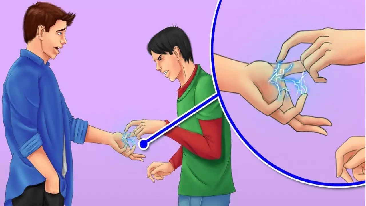 कभी-कभी किसी को छूने से करंट क्यों मारता है?