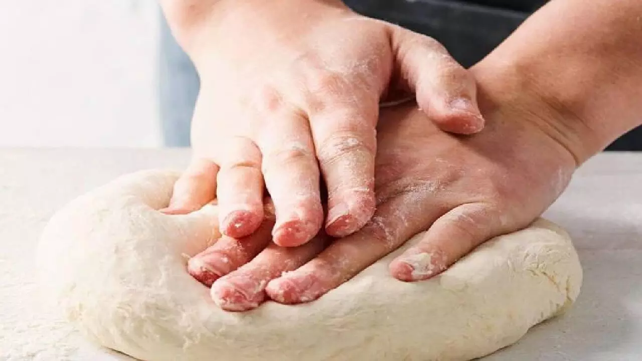 Aate Ka Totka: आटा गूथने के बाद महिलाएं उसमें क्यों बनाती हैं उंगलियों से निशान, वजह जान हिल जाएगा दिमाग!