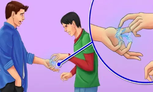 कभी-कभी किसी को छूने से करंट क्यों मारता है?