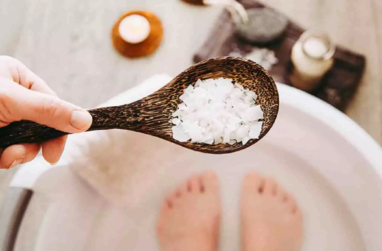 Benefits Of Salt Bath: नमक के पानी से नहाने से होते हैं बहुत ही अद्भुत लाभ