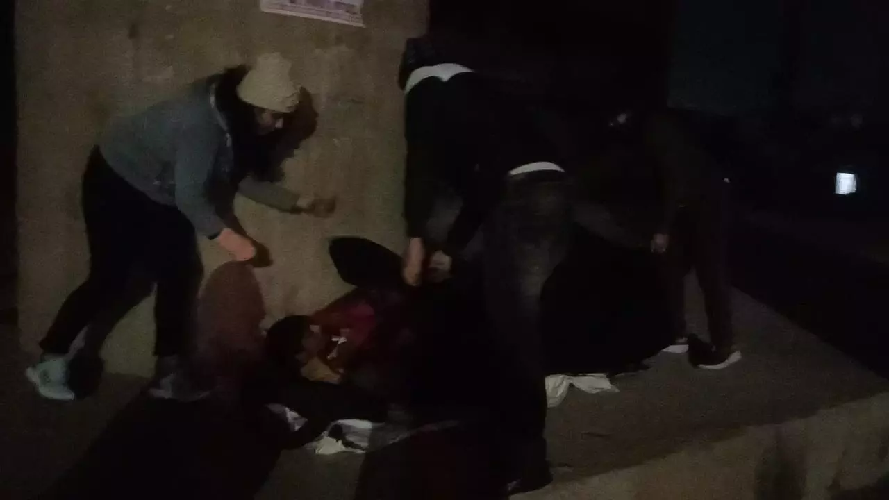 REWA: ठंड में कोई गरीब ठिठुरता मिले तो यह नंबर डाॅयल करें, पहुंच जाएगी मदद REWA: ठंड में कोई गरीब ठिठुरता मिले तो यह नंबर डाॅयल करें, पहुंच जाएगी मदद