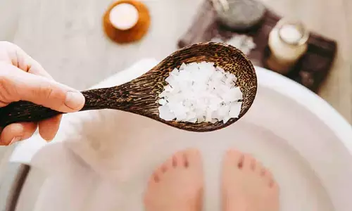 Benefits Of Salt Bath: नमक के पानी से नहाने से होते हैं बहुत ही अद्भुत लाभ