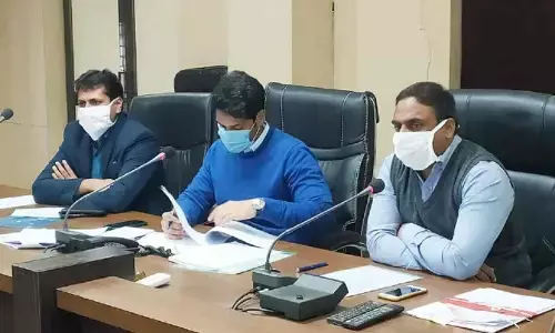 एक्शन में रीवा कलेक्टर; बैंकों में लंबित स्वरोजगार के प्रकरणों पर बिफरे, मैनेजरों को राशि वितरण की डेडलाइन दी एक्शन में रीवा कलेक्टर; बैंकों में लंबित स्वरोजगार के प्रकरणों पर बिफरे, मैनेजरों को राशि वितरण की डेडलाइन दी