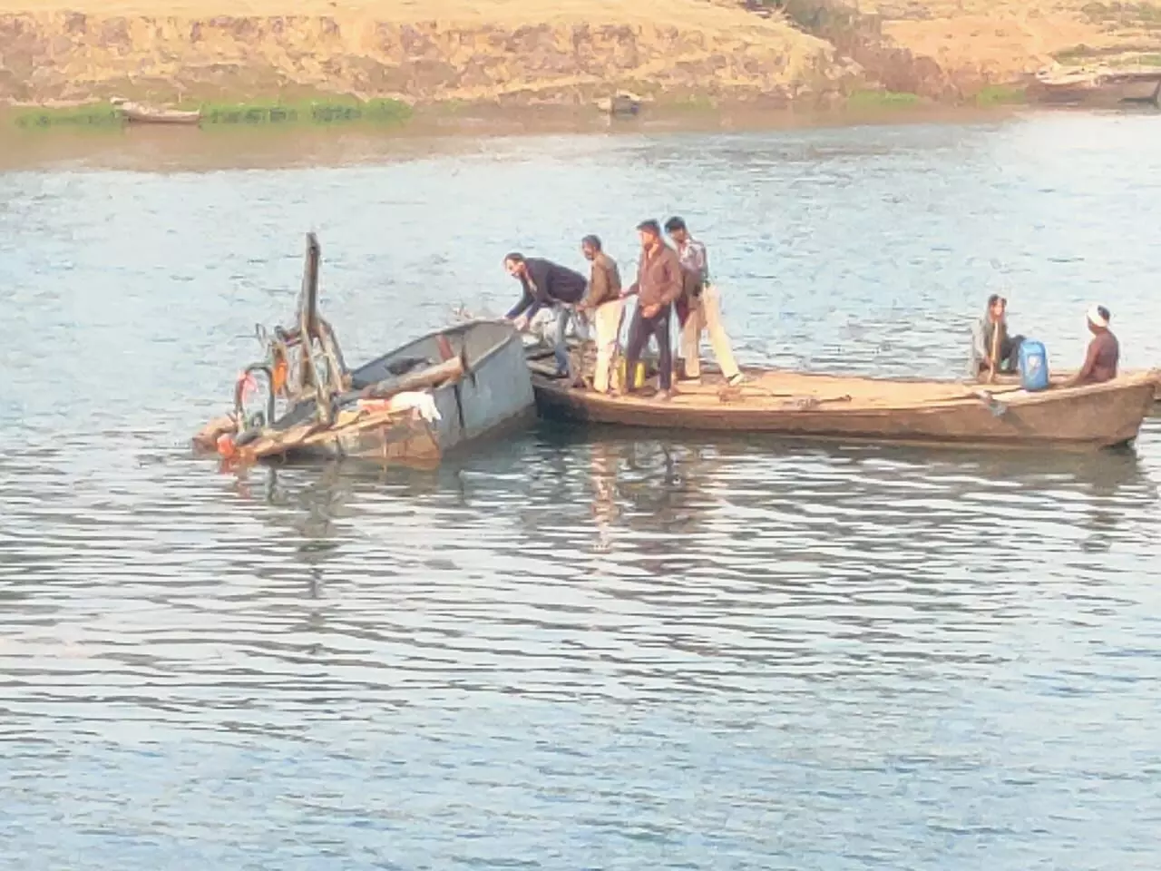 Rewa News: टमस नदी से रेत निकासी करते 2 मोटर वोट जब्त, FIR दर्ज
