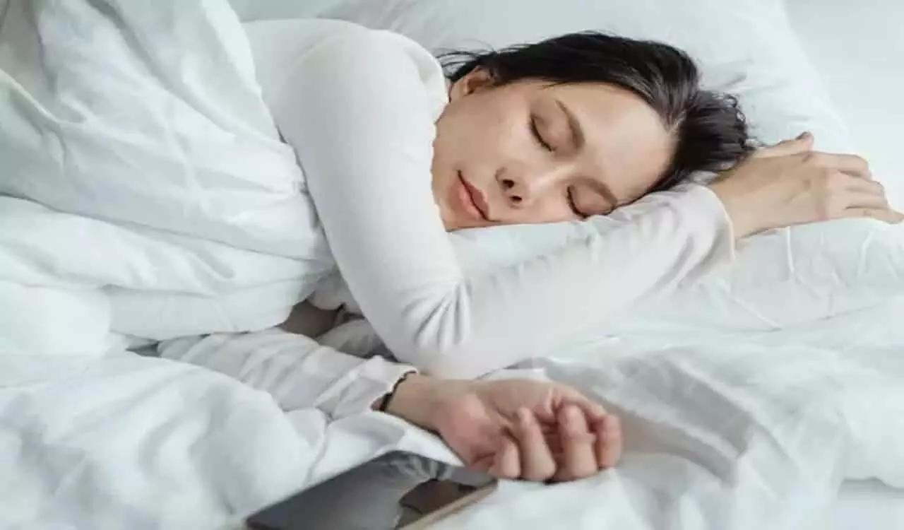 Sleeping in Sweater: अगर आपको भी स्वेटर पहनकर सोने की आदत है तो जान ले ये बाते