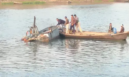 Rewa News: टमस नदी से रेत निकासी करते 2 मोटर वोट जब्त, FIR दर्ज