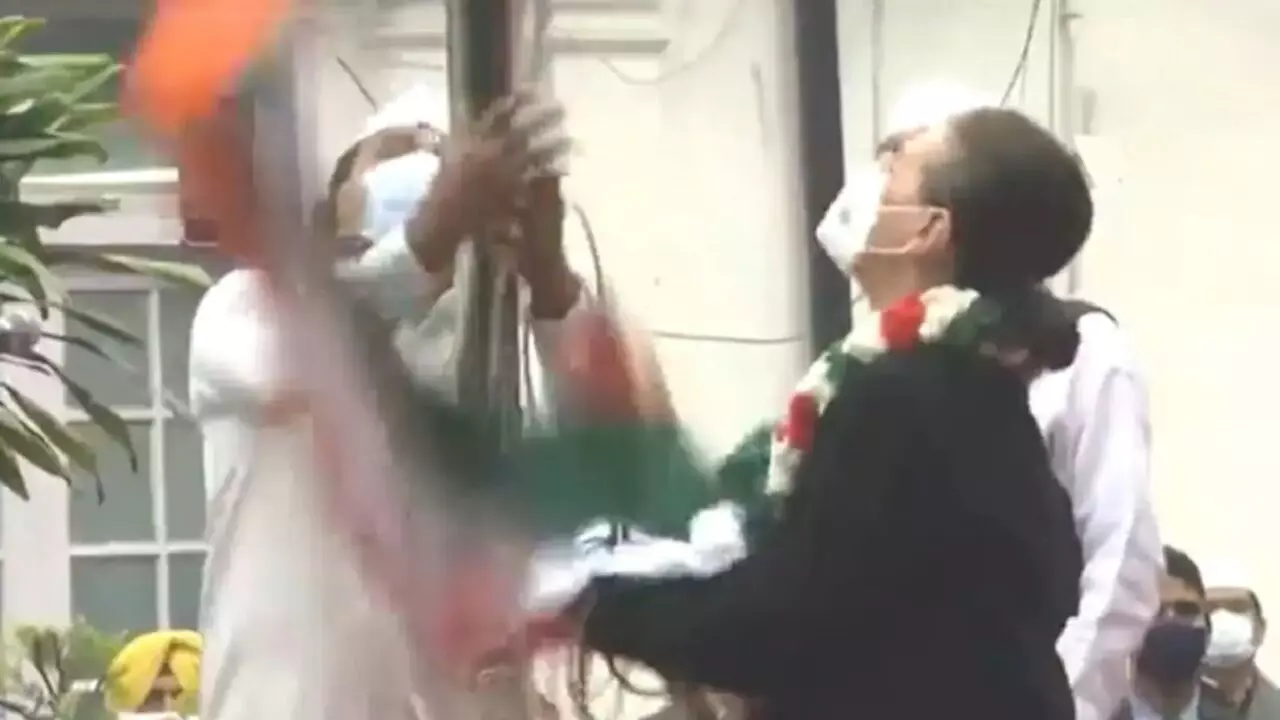 कांग्रेस स्थापना दिवस के दिन अध्यक्ष सोनिया गांधी से एक कांड हो गया, लोगों ने मजे ले लिए, देखें वीडियो