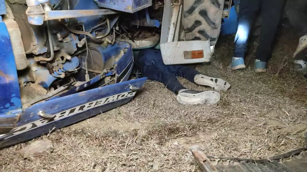 SATNA: तेज रफ्तार ट्रैक्टर ट्रॉली पलटने से चालक की मौत