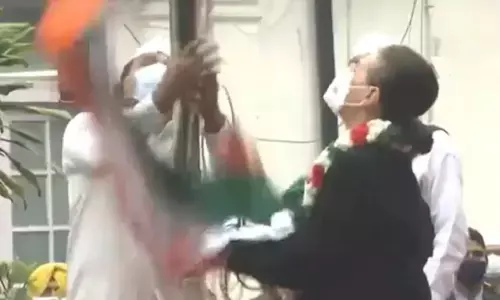 कांग्रेस स्थापना दिवस के दिन अध्यक्ष सोनिया गांधी से एक कांड हो गया, लोगों ने मजे ले लिए, देखें वीडियो