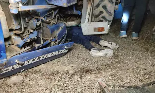 SATNA: तेज रफ्तार ट्रैक्टर ट्रॉली पलटने से चालक की मौत SATNA: तेज रफ्तार ट्रैक्टर ट्रॉली पलटने से चालक की मौत