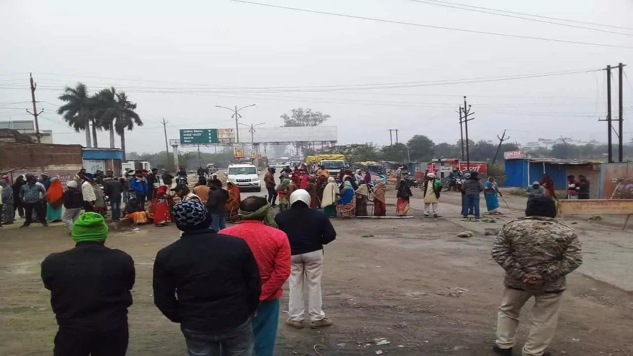 Dead body kept on two roads of Rewa road closed administration engaged in resolving cases