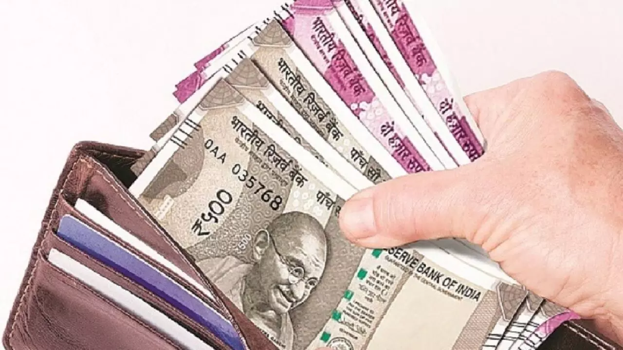 अगर पर्स में रखे है ये चीजें तो तुरंत उसे फेक दे नहीं तो होगा कुछ ऐसा कि हिल जाएगा आपका दिमाग, जानिए!