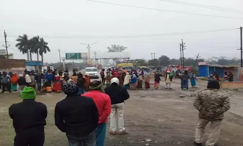 Dead body kept on two roads of Rewa road closed administration engaged in resolving cases