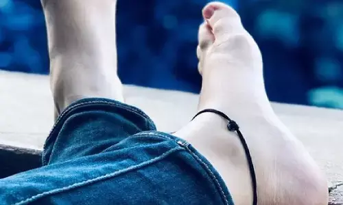 पैर में काला धागा बांधने से मिलते है ऐसे फायदे जिसके बारे में जान आप रह जाएंगे दंग,  जानिए इस टोटके के अदृश्य रहस्य