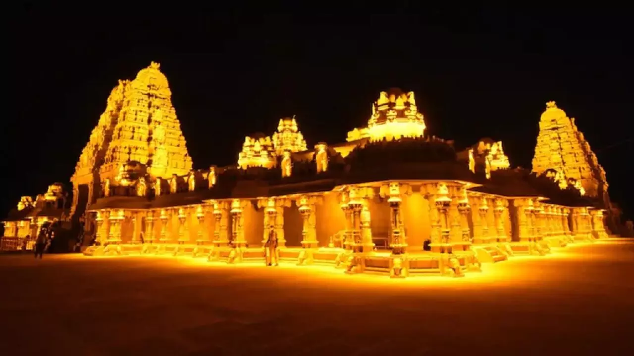 बिना ईंट-सीमेंट के पहाड़ में बना सबसे विशाल यदाद्री मंदिर तैयार, 125 किलो सोने का बना गुंबद, देखें तस्वीरें