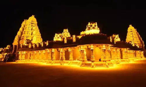 बिना ईंट-सीमेंट के पहाड़ में बना सबसे विशाल यदाद्री मंदिर तैयार, 125 किलो सोने का बना गुंबद, देखें तस्वीरें बिना ईंट-सीमेंट के पहाड़ में बना सबसे विशाल यदाद्री मंदिर तैयार, 125 किलो सोने का बना गुंबद, देखें तस्वीरें