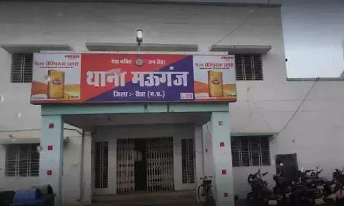 रीवा: हादसा और हत्या में उलझी श्रमिक की मौत, परिजनों ने सड़क पर रखा शव रीवा: हादसा और हत्या में उलझी श्रमिक की मौत, परिजनों ने सड़क पर रखा शव