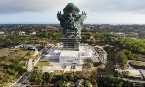 भारत नहीं इस इस्लामिक देश में मौजूद है भगवान विष्णु की सबसे ऊंची प्रतिमा, 24 साल में हुई तैयार