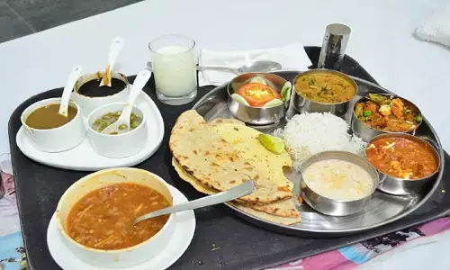 खाना खाते वक्त न करें यह काम, नहीं तो हो सकते हैं कंगाल, जानिए!