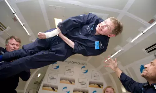 महान वैज्ञानिक स्टीफन हॉकिंग ईश्वर और एलियन के बारे में क्या सोचते थे, आज उनका जन्मदिन है