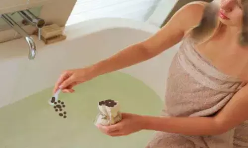 नहाते वक़्त पानी में मिला ले ये चीज़, फिर होगा कुछ ऐसा कि खुल जाएगी आपकी बुद्धि, जानिए!