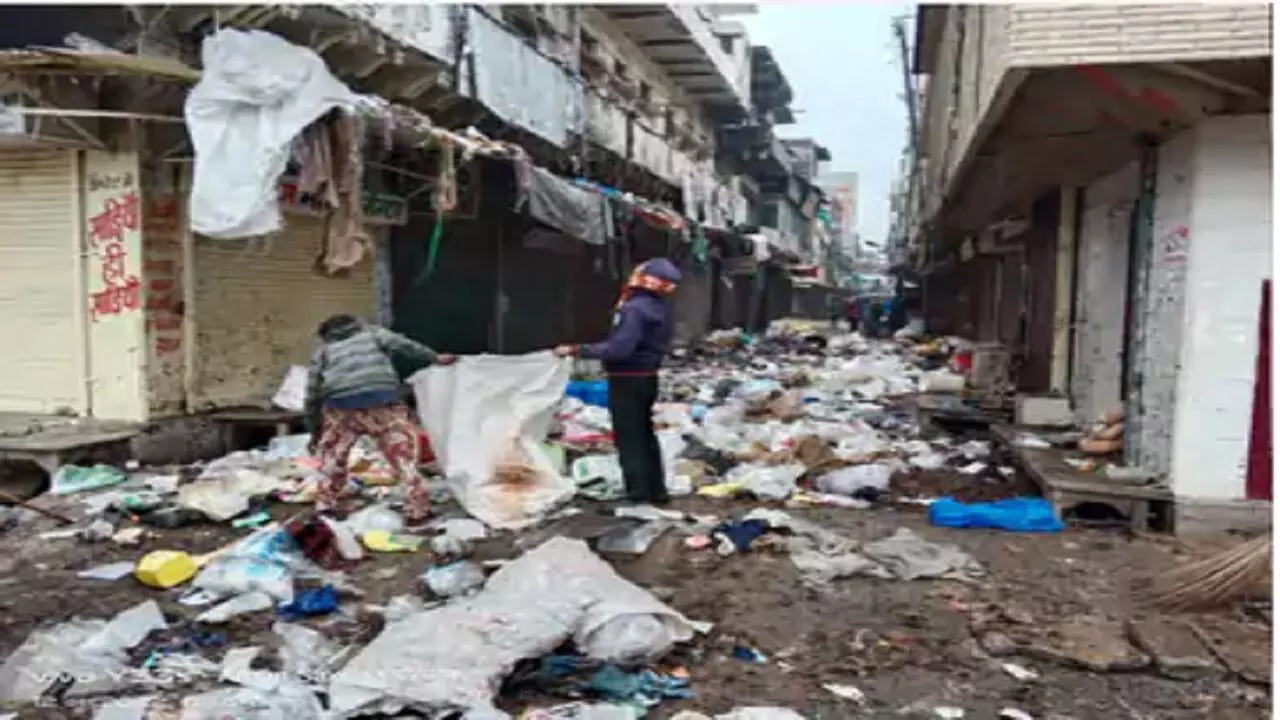 एमपी के एक कारोबारी ने घिनहाई के सारे रिकॉर्ड तोड़ दिए, नगर निगम ने घर से 8 ट्रॉली कचरा निकाला एमपी के एक कारोबारी ने घिनहाई के सारे रिकॉर्ड तोड़ दिए, नगर निगम ने घर से 8 ट्रॉली कचरा निकाला