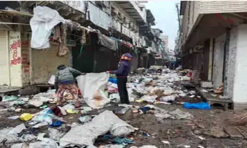 एमपी के एक कारोबारी ने घिनहाई के सारे रिकॉर्ड तोड़ दिए, नगर निगम ने घर से 8 ट्रॉली कचरा निकाला एमपी के एक कारोबारी ने घिनहाई के सारे रिकॉर्ड तोड़ दिए, नगर निगम ने घर से 8 ट्रॉली कचरा निकाला