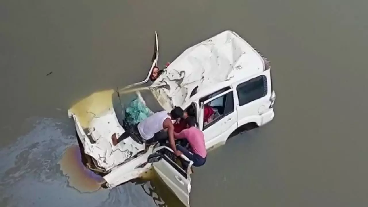 Two horrific accidents in Damoh Rewas Scorpio fell from bridge two bikes collided 4 people died Two horrific accidents in Damoh Rewas Scorpio fell from bridge two bikes collided 4 people died