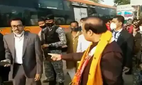 ऐसा CM सबको मिले: असम CM अपने काफिले के लिए ट्रैफिक रोकने पर भड़के, कहा: हम कोई महाराजा हैं क्या ऐसा CM सबको मिले: असम CM अपने काफिले के लिए ट्रैफिक रोकने पर भड़के, कहा: हम कोई महाराजा हैं क्या