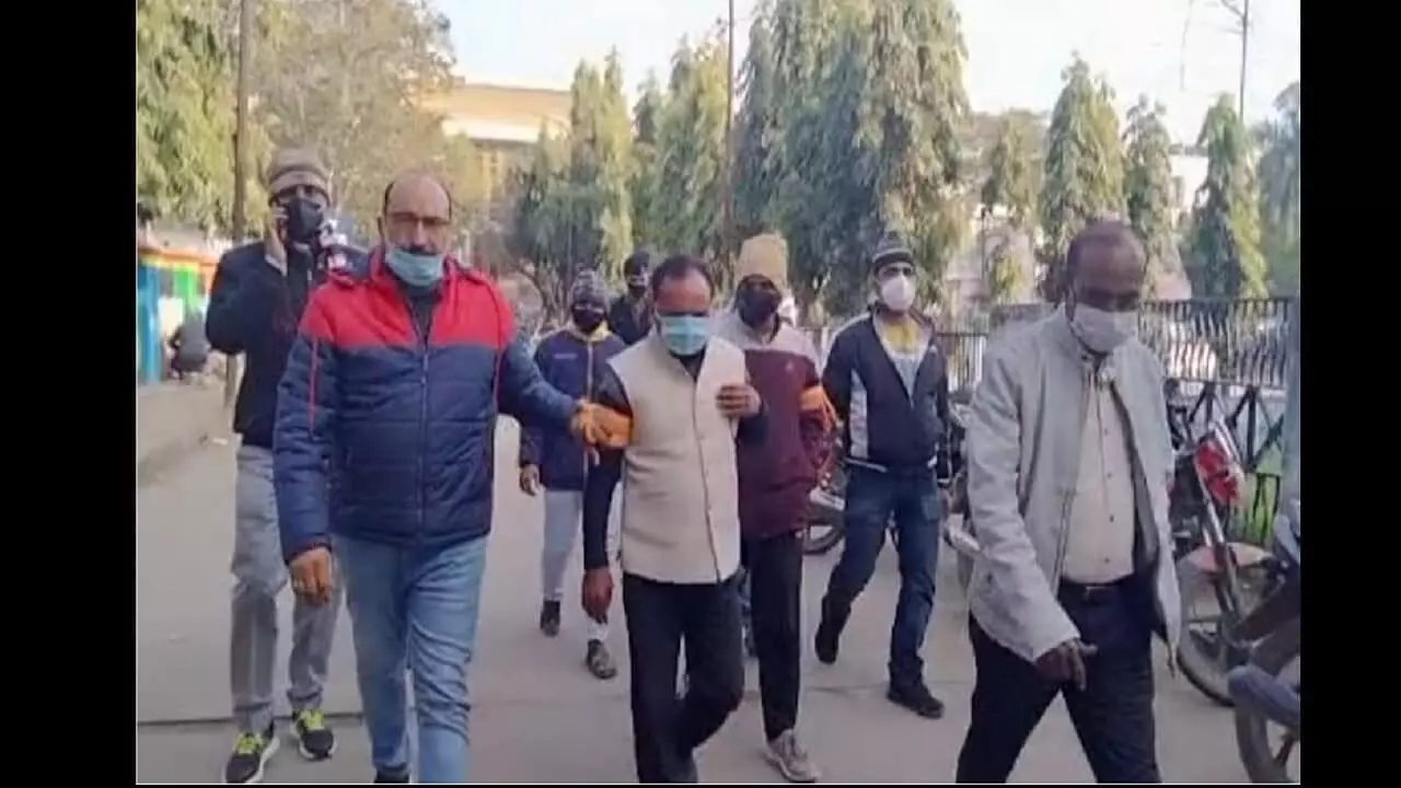 father son arrested from Bhopal cheated 10 lakhs as EOW officer