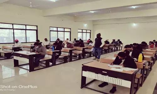 REWA: विरोध-प्रदर्शन के बीच शुरू हुई परीक्षाएं, गाइडलाइन का पालन कराना बनी चुनौती