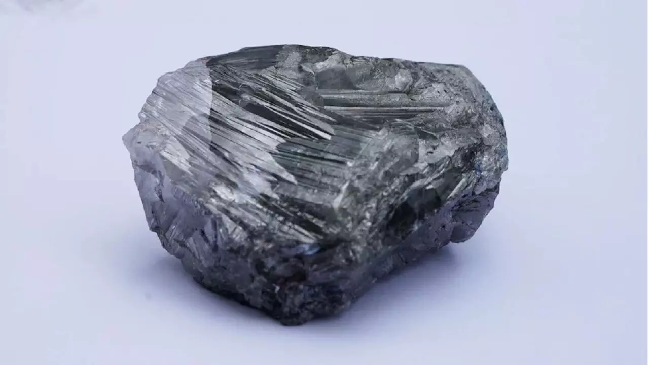 कभी देखा है काला हीरा, दूसरी दुनिया से पृथ्वी में आया, कीमत जान कर होश उड़ जाएंगे कभी देखा है काला हीरा, दूसरी दुनिया से पृथ्वी में आया, कीमत जान कर होश उड़ जाएंगे