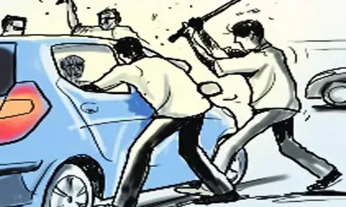 REWA: सीमेंट फैक्ट्री के सुरक्षा अधिकारी की कार में हमला