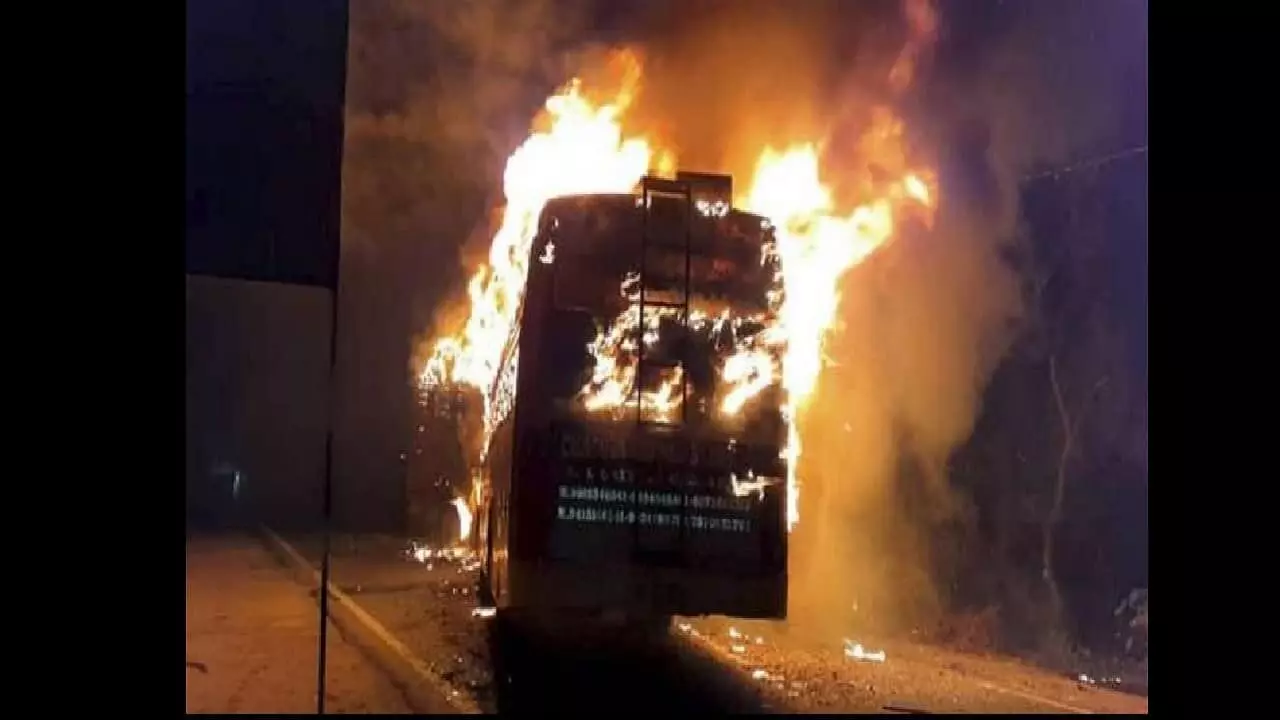 धू-धू कर जलने लगी बस, मदद के लिए ईशारे करती रही महिला की नहीं बची जान धू-धू कर जलने लगी बस, मदद के लिए ईशारे करती रही महिला की नहीं बची जान