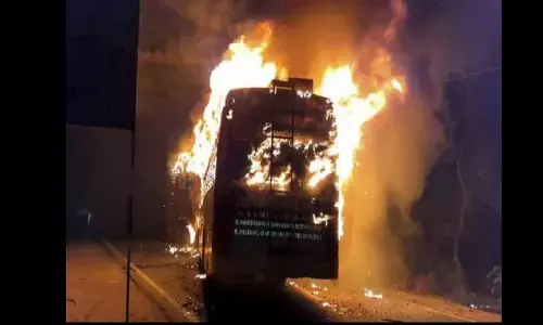 धू-धू कर जलने लगी बस, मदद के लिए ईशारे करती रही महिला की नहीं बची जान