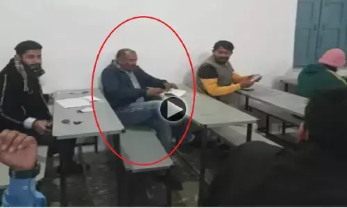 रीवा: परीक्षा कक्ष में मोबाईल लेकर बैठे थे पूर्व विधायक सुखेन्द्र सिंह बन्ना, फोटो हुई वायरल तो दी ये सफाई, जानिए!
