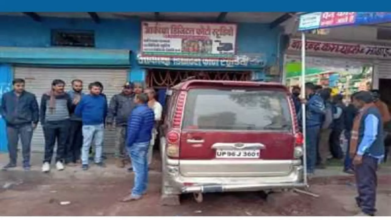 Car rammed inside photo studio, major accident averted