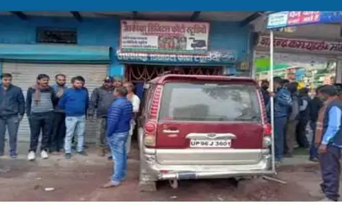 Car rammed inside photo studio, major accident averted