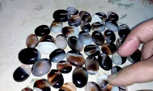 ये रत्न पहनते ही दूर हो जाएंगी पैसों की समस्या