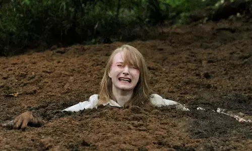 सपने में दिखे आप दलदल में फंसे है तो इसका मतलब जान उड़ जायेंगे होश, जानिए!