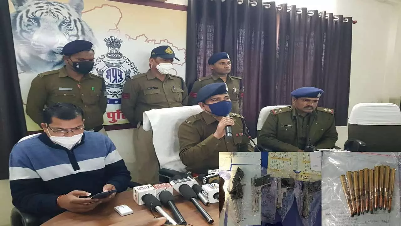 Five accused with illegal weapons in police custody pistols and other items seized