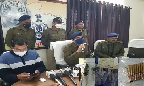 Five accused with illegal weapons in police custody pistols and other items seized Five accused with illegal weapons in police custody pistols and other items seized