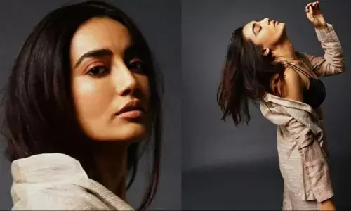 नागिन की अभिनेत्री ने फ्रंट कमरे के सामने अपने बटन ओपन कर बोल्डनेस की हद की पार