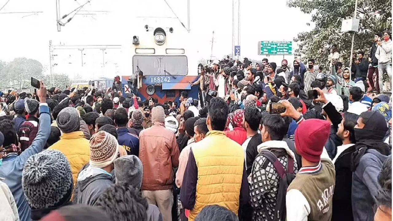 बिहार में बवाल: RRB-NTPC रिजल्ट को लेकर छात्रों ने ट्रेन फूंक दी, खूब हिंसा हुई