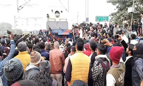 बिहार में बवाल: RRB-NTPC रिजल्ट को लेकर छात्रों ने ट्रेन फूंक दी, खूब हिंसा हुई बिहार में बवाल: RRB-NTPC रिजल्ट को लेकर छात्रों ने ट्रेन फूंक दी, खूब हिंसा हुई