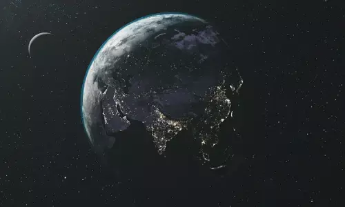 आप यहां ज़िन्दगी के पीछे भाग रहे हैं उधर पृथ्वी की रफ़्तार धीमी होने लगी है